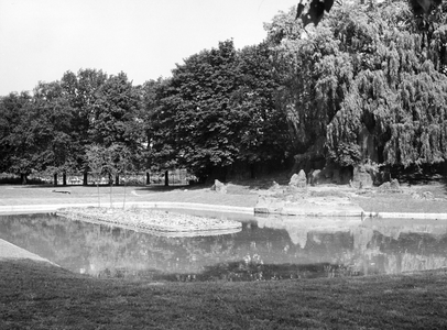 502651 Gezicht op het hertenkamp in het Julianapark te Utrecht.